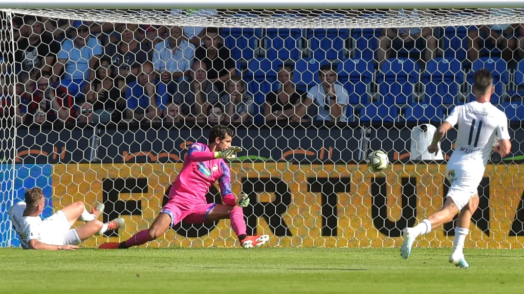 Ondřej Šašinka ze Slovácka překonává Aleše Hrušku z Plzně