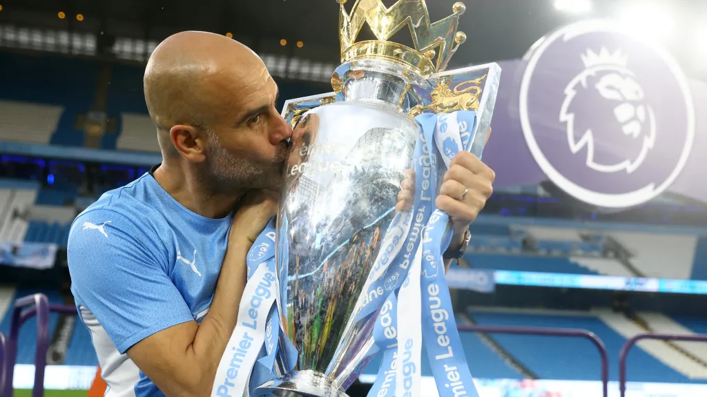 Trenér Pep Guardiola z Manchesteru City s mistrovskou trofejí