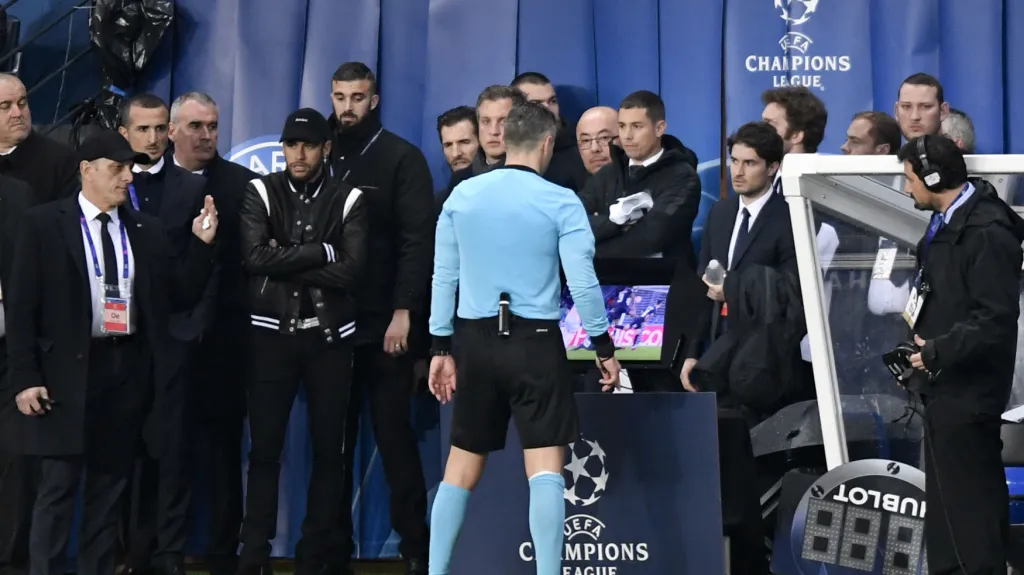Neymar (vlevo v čepici) přihlíží rozhodnutí rozhodčího