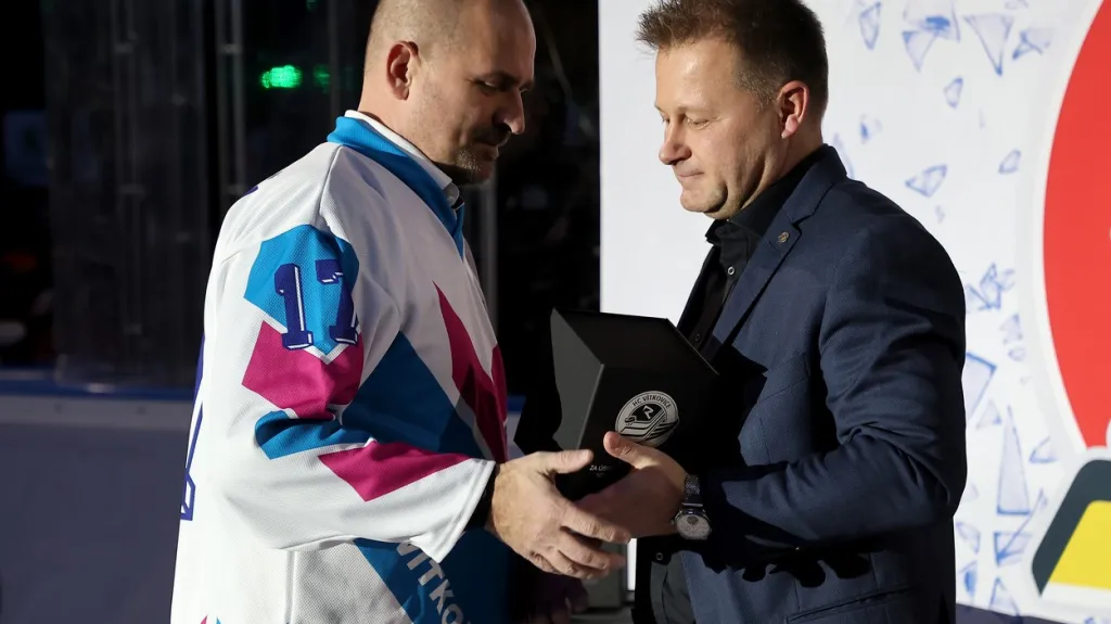 Majitel Vítkovic Aleš Pavlík při ceremoniálu oceňuje kouče Miloše Holaně