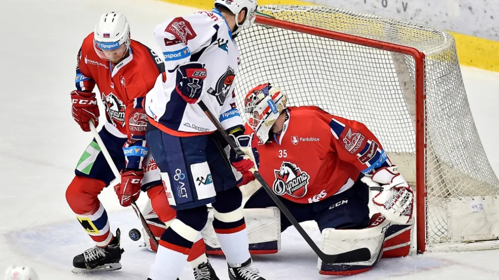 Brankář Milan Klouček z Pardubic zasahuje v utkání proti Chomutovu