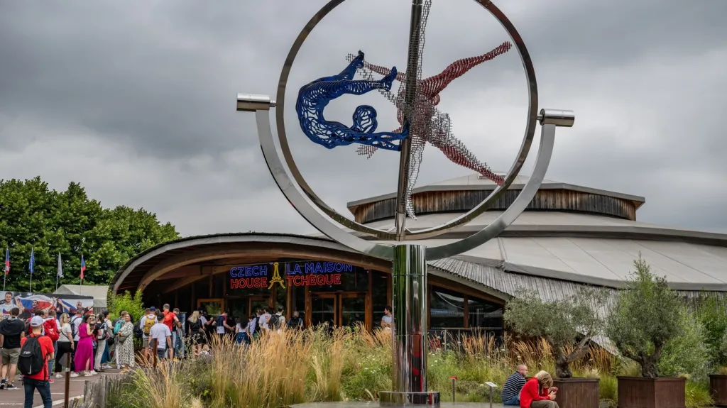 Socha Davida Černého vytvořená k poctě Věry Čáslavské