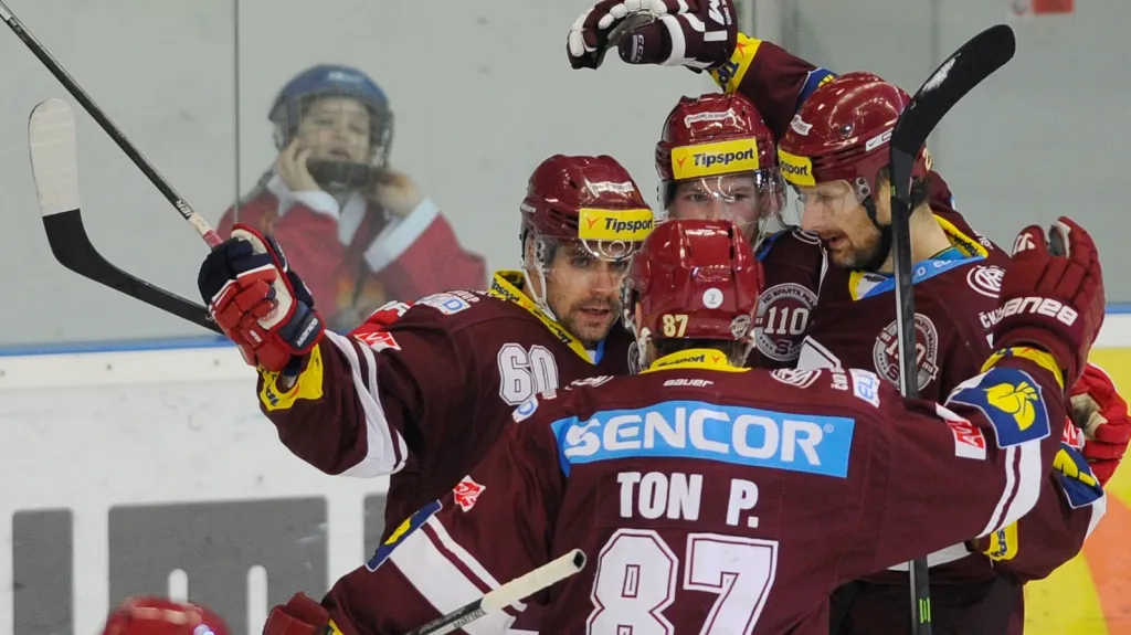 Radující se hokejisté Sparty