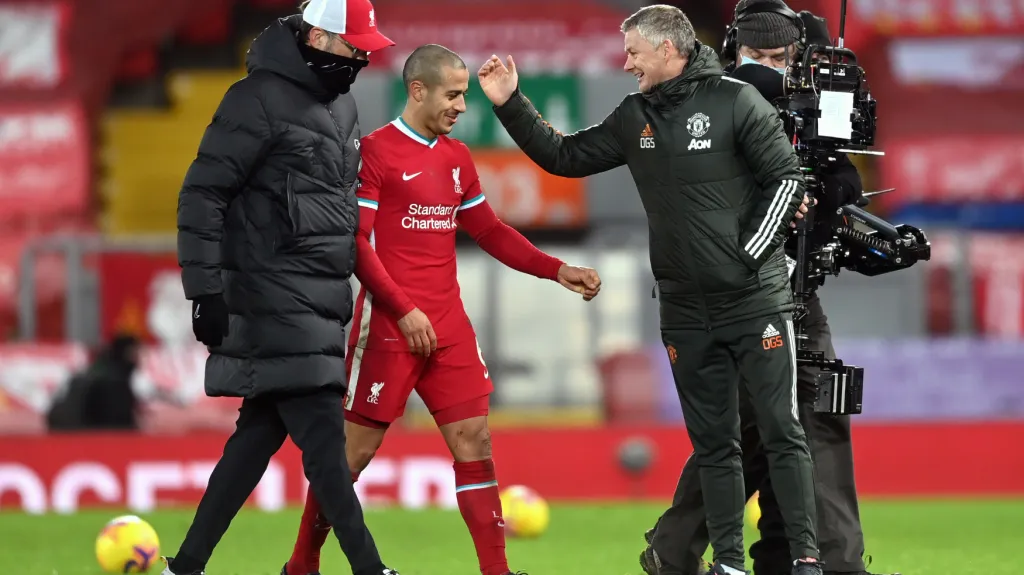 Trenér Liverpoolu Jürgen Klopp se záložníkem Thiagem Alcantarou a koučem Manchesteru United Olem Gunnarem Solskjaerem