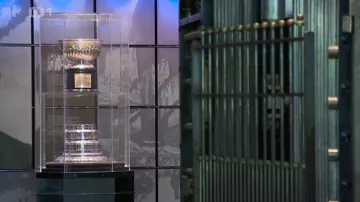 Trezor Hokejové síně slávy v Torontu střeží původní Stanleyův pohár