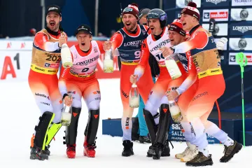 Švýcarští lyžaři po galapředstavení v kombinaci