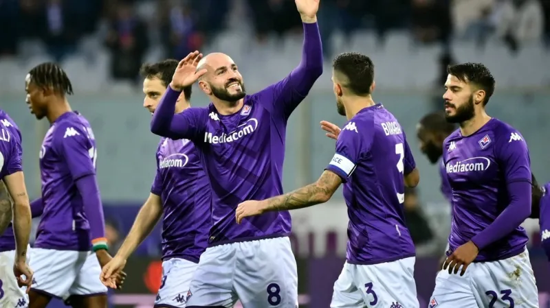 Fotbalisté Fiorentiny se radují z gólu v Serii A