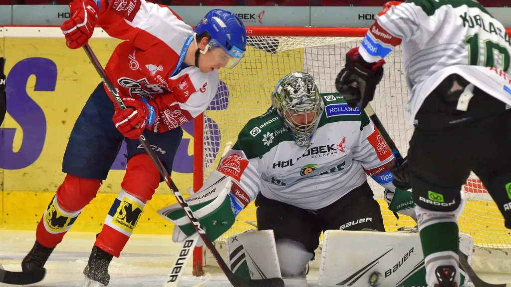 Karlovarský gólman Filip Novotný čelí juniorovi Radku Šírovi z Pardubic