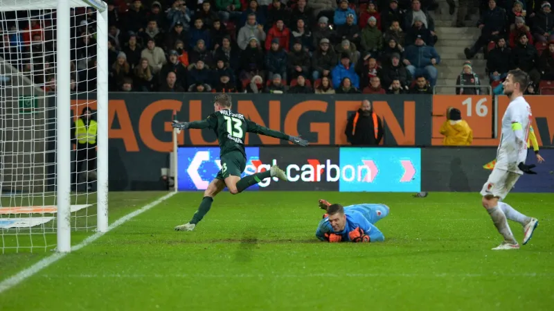 Yannick Gerhardt překonává gólmana Andrease Lutheho