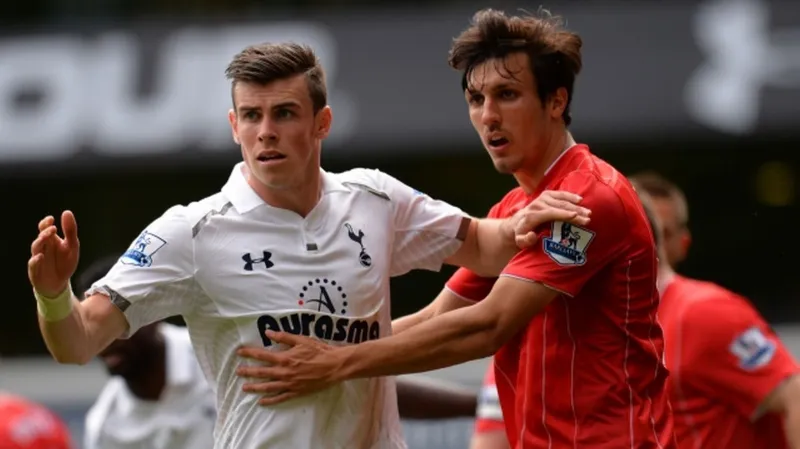 Gareth Bale (vlevo) v zápase se Southamptonem