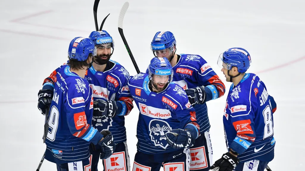 Kladenští hokejisté slaví trefu Kristapse Sotniekse