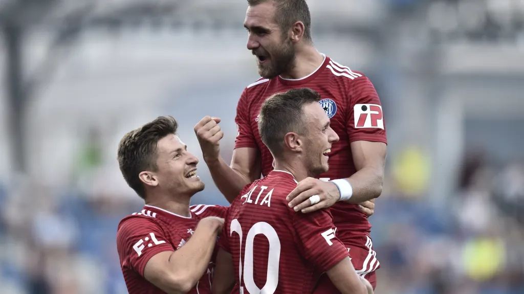 Fotbalisté Sigmy Olomouc se radují z branky Sladkého