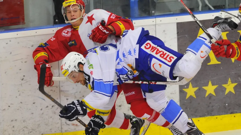 Brněnský Jakub Koreis v souboji s Pavlem Klhůfkem ze Slavie