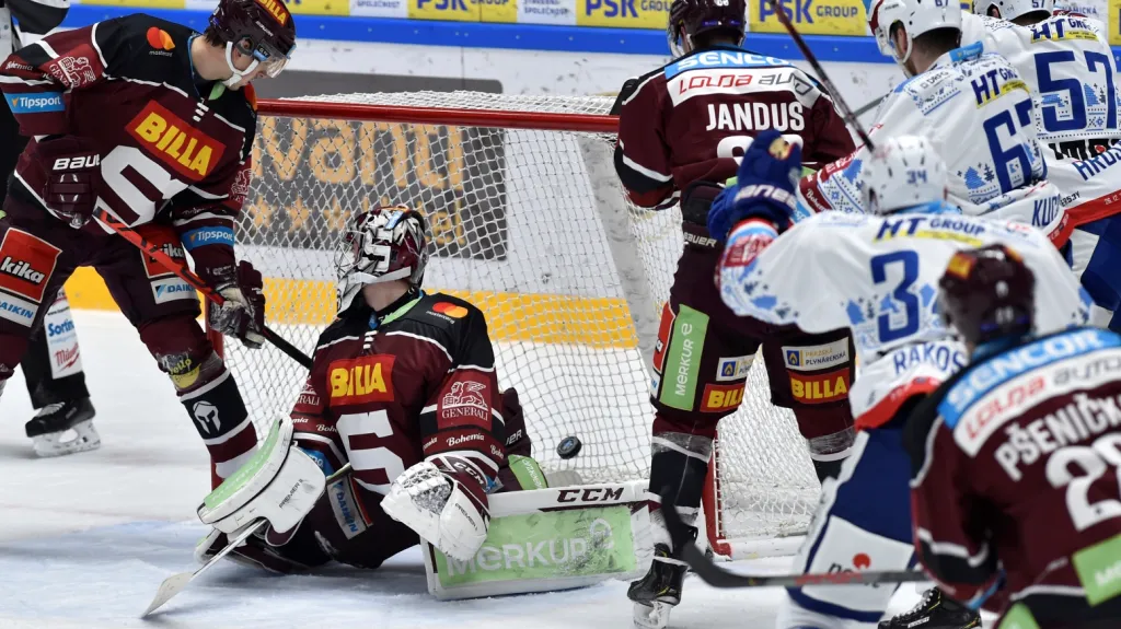 Hokejisté Brna se radují z gólu v síti Sparty