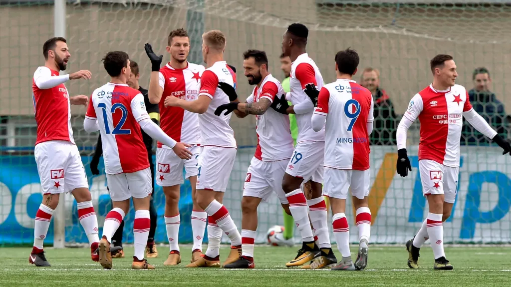 Fotbalisté Slavie se radují z gólu proti Žižkovu