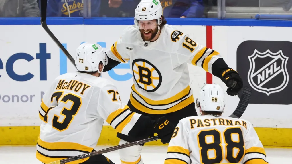 Pavel Zacha se raduje se spoluhráči z Bostonu