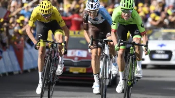 Chris Froome spurtuje vedle Romaina Bardeta a Rigoberta Urána