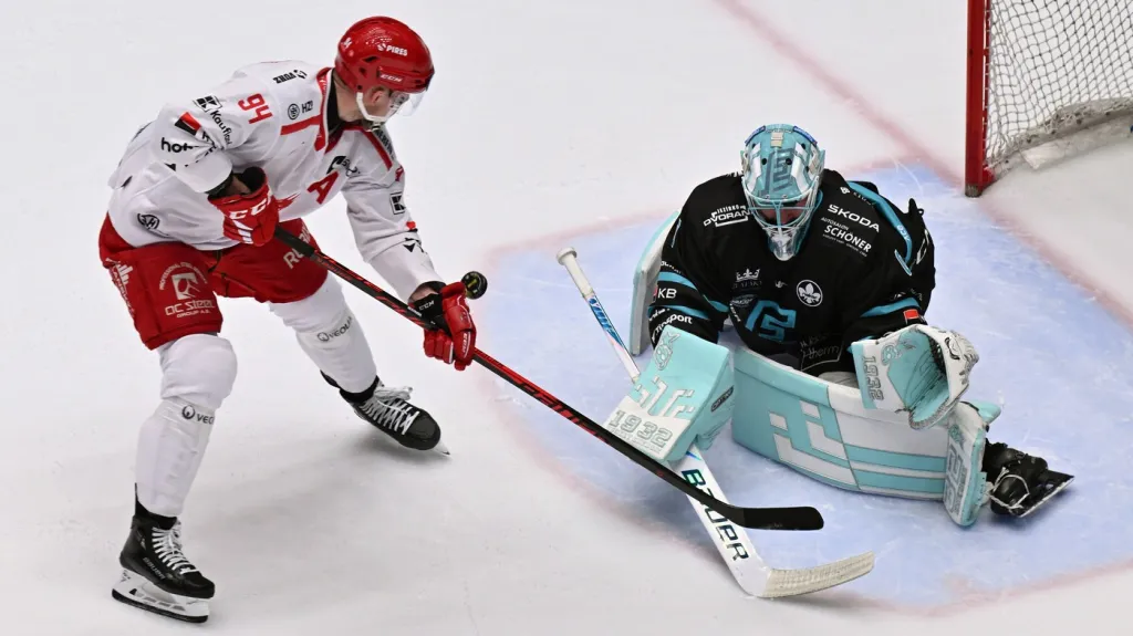 Útočník Třince Andrej Nestrašil před brankářem Karlových Varů Dominikem Frodlem