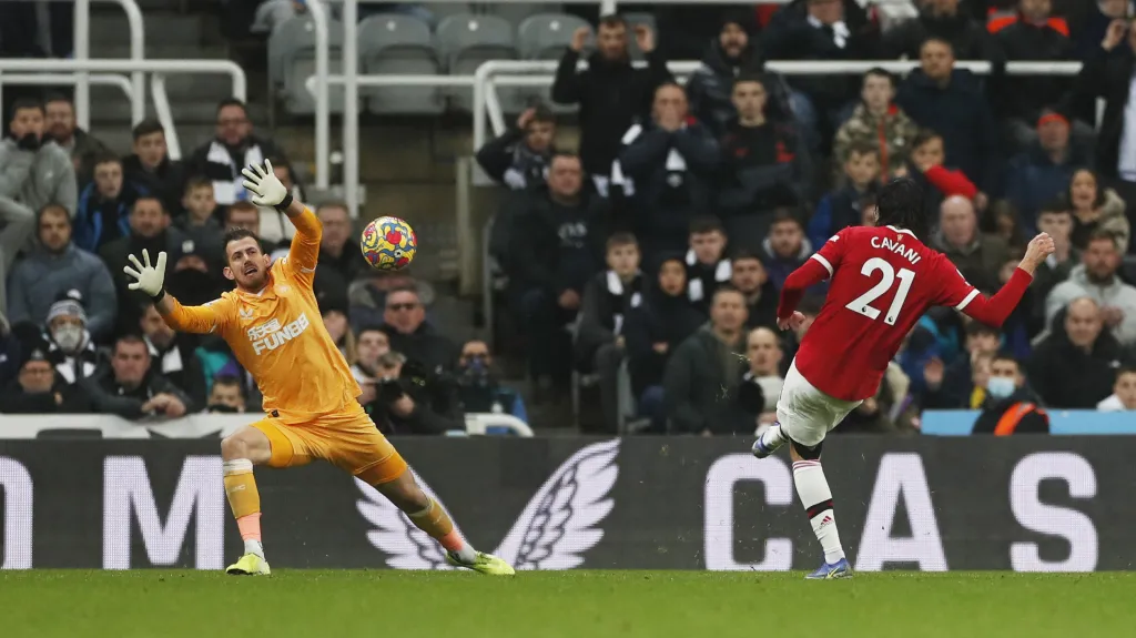 Edinson Cavani z Manchesteru United překonává Martina Dúbravku z Newcastlu