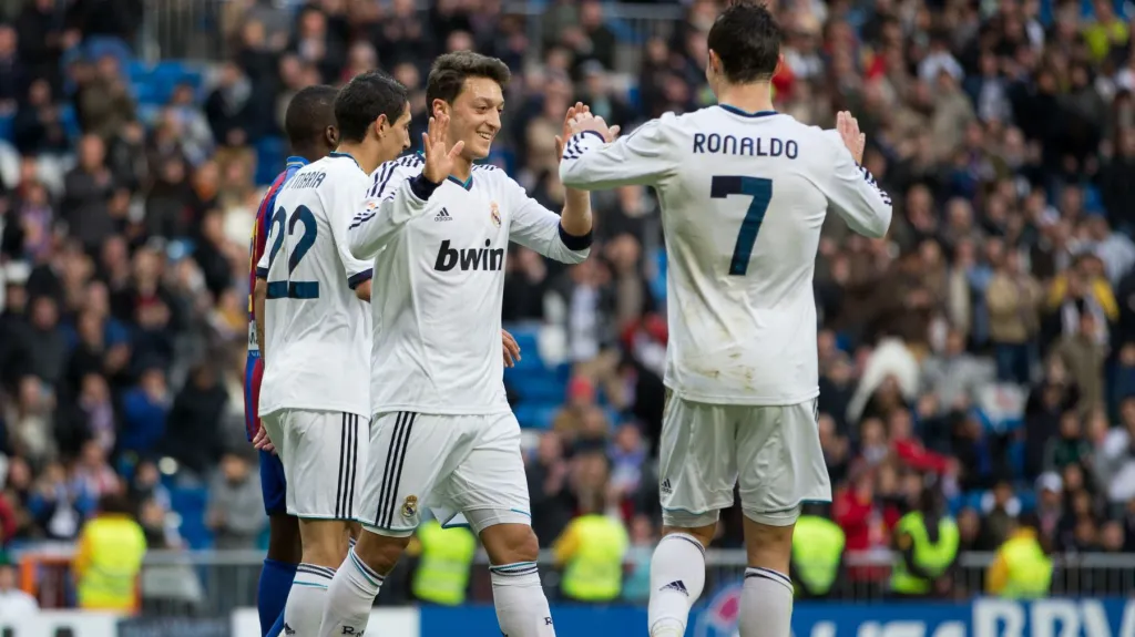 Mesut Özil přijímá gratulace od spoluhráčů