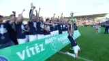 Fotbalisté Slovácka přebírají trofej pro vítěze domácího poháru