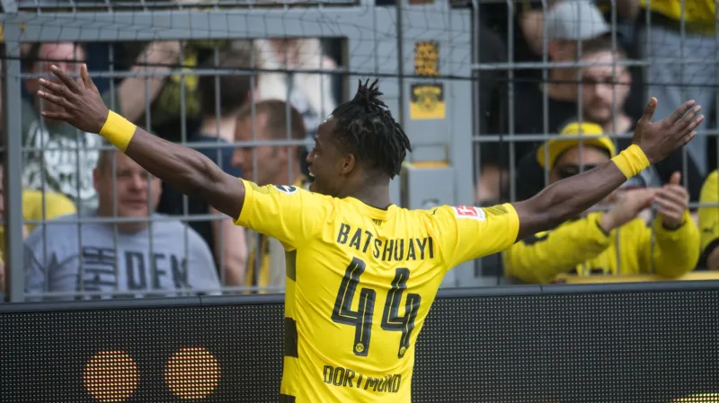 Michy Batshuayi se raduje z gólu