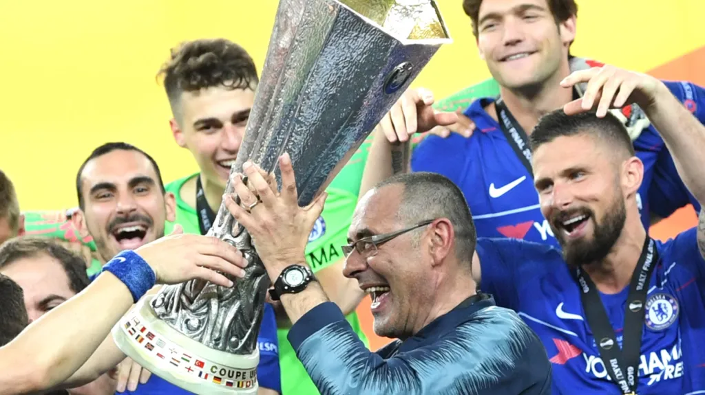 Kouč Chelsea Maurizio Sarri slaví triumf v Evropské lize