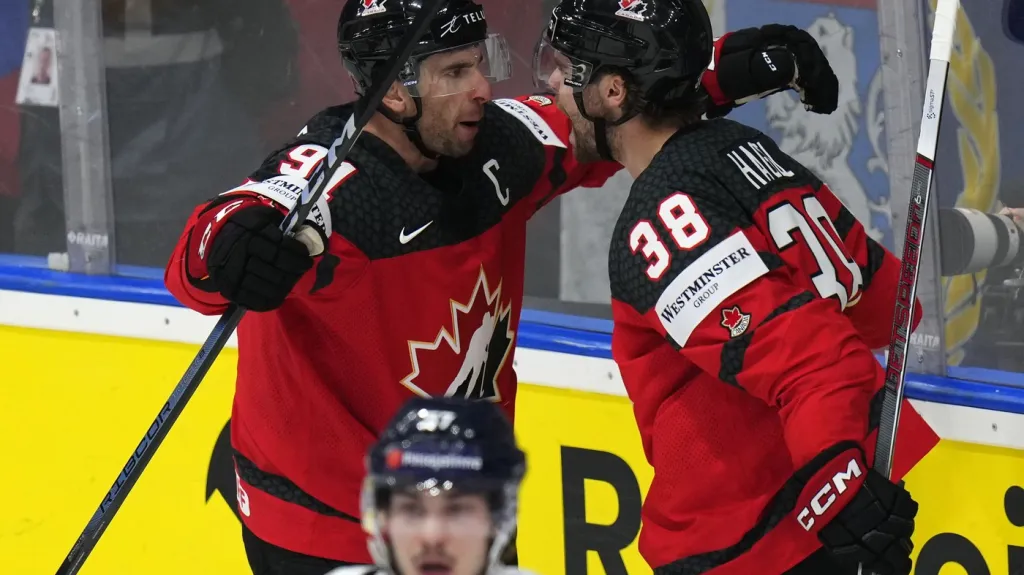 Kapitán Kanady John Tavares a Brandon Hagel