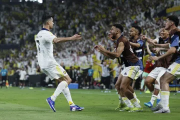 Cristiano Ronaldo oslavuje se spoluhráči