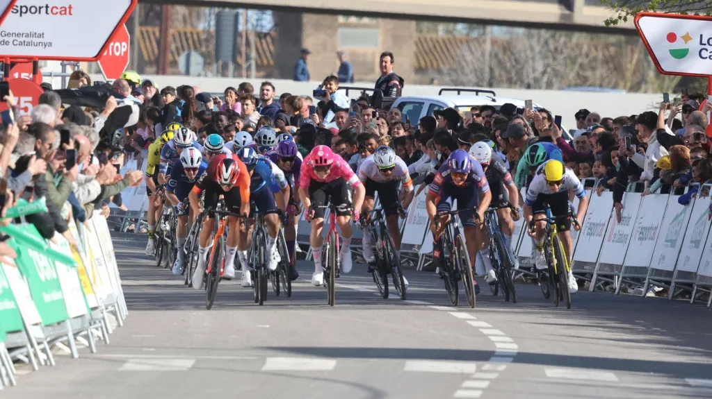 Finiš etapy na závodu Kolem Katalánska