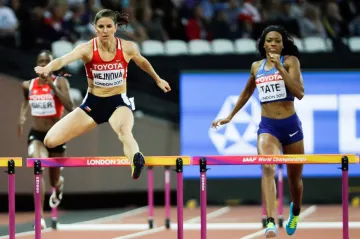 Zuzana Hejnová (vlevo) postoupila do semifinále MS