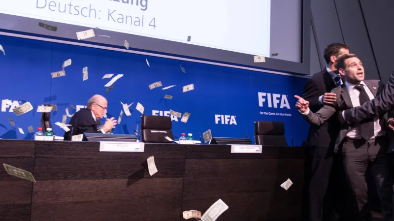 Blattera zasypaly dolarové bankovky, do další volby už jít nehodlá