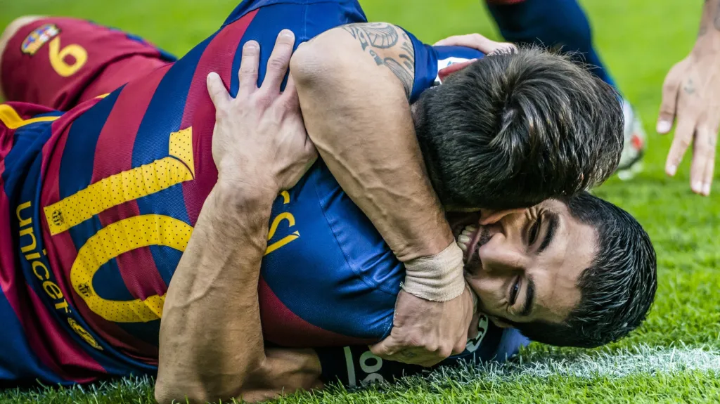 Barcelonský Luis Suárez v objetí s Lionelem Messim po vstřelení gólu