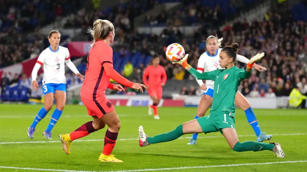 Brankářka Olivie Lukášová v zákroku proti Anglii