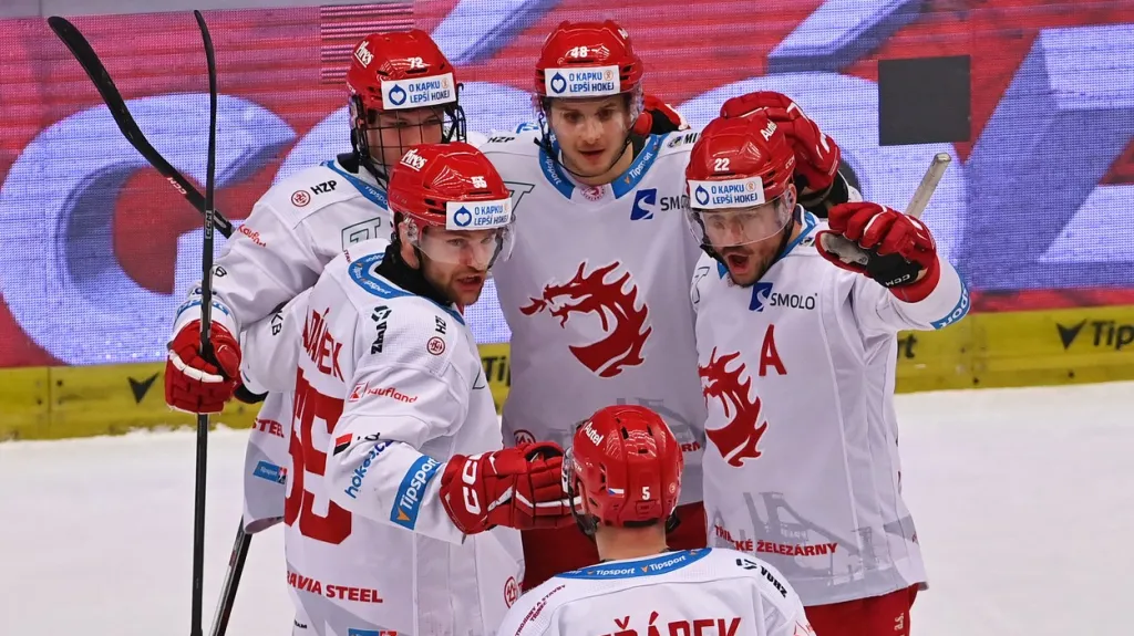 Hokejisté Třince oslavují gól v síti Liberce