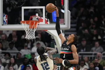 Victor Wembanyama v utkání s Milwaukee