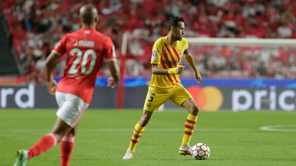 Sergio Busquets v duelu s Benfikou