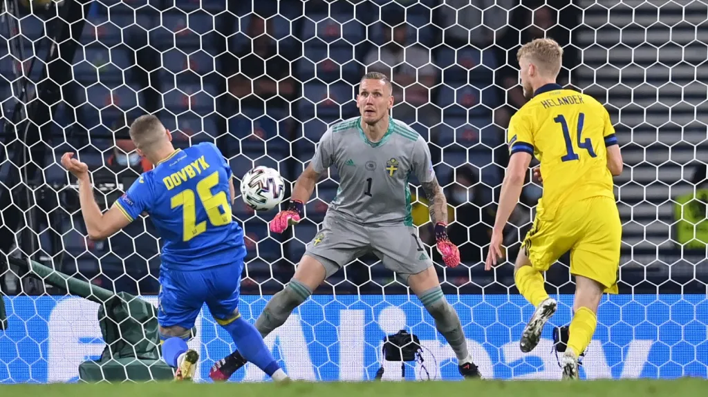 Arťom Dovbyk střílí vítězný gól do sítě Švédska