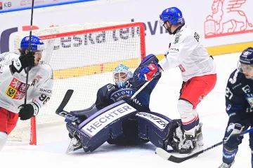 Čeští hokejisté atakují finského brankáře Emila Larmiho