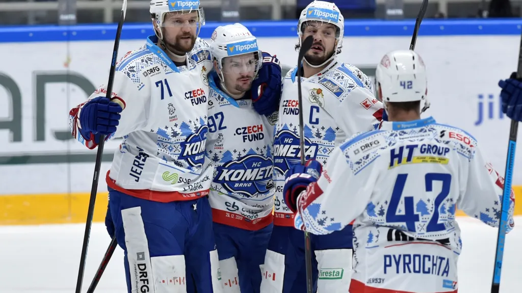 Hokejisté Brna se radují z gólu