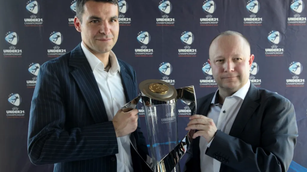 Michal Pospíšil a Petr Fousek s trofejí pro EURO do 21 let