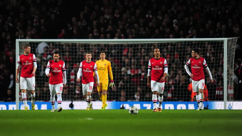 Hráči Arsenalu se chystají k rozehrávce po obdrženém gólu