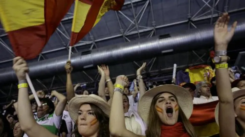Španělští fanoušci slaví vítězství svých tenistů v Davis Cupu.