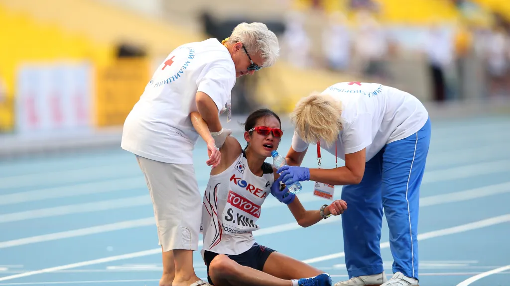 Maraton v tropických teplotách byl moc i na korejskou běžkyni