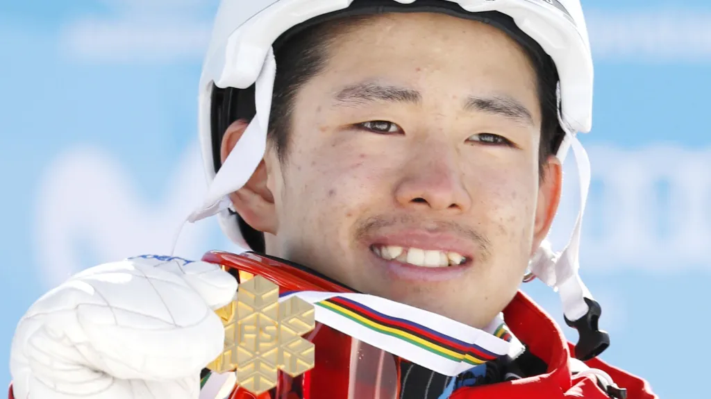 Japonec Ikuma Horišima se zlatou medailí z MS za jízdu v boulích