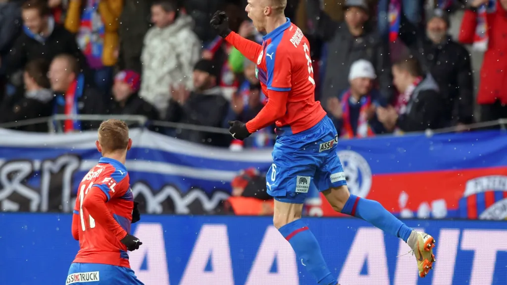 Roman Procházka z Plzně (vpravo) se raduje z gólu proti Karviné