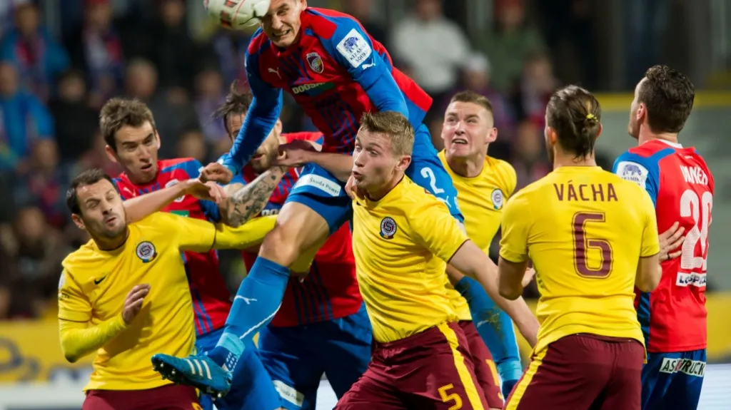 Lukáš Hejda střílí gól do sítě Sparty