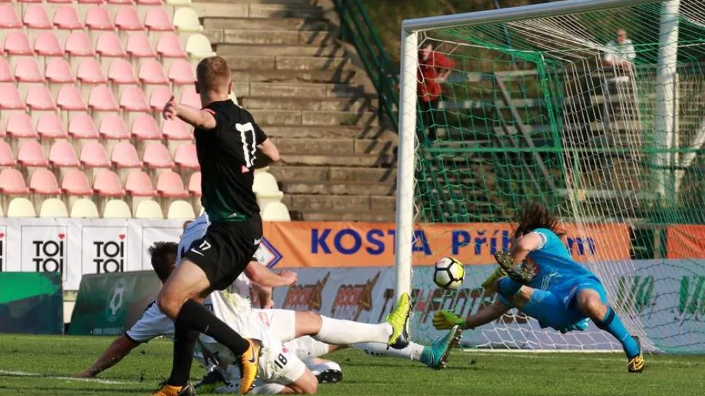 Jan Matoušek střílí gól do sítě Hradce Králové