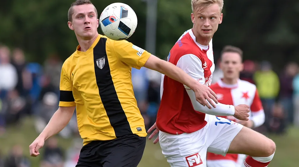 Slávista Jaroslav Zelený (vpravo) v zápase proti Chotěboři