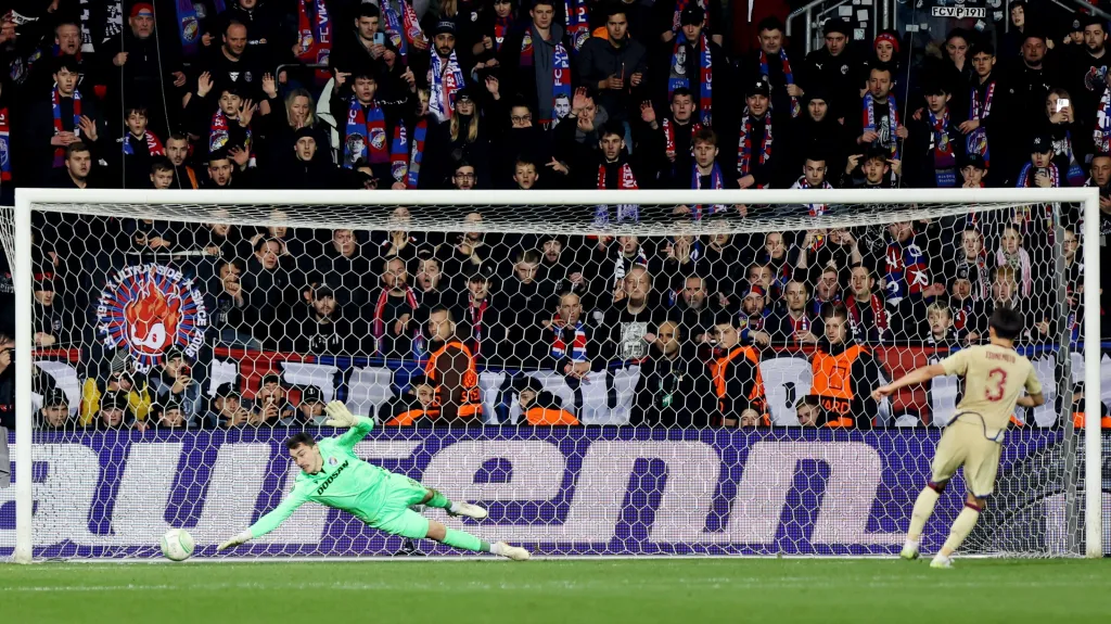 Keigo Tsunemoto ze Servette FC zahazuje penaltu v Plzni